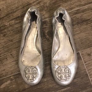 Tory Burch silver reva flat size 8